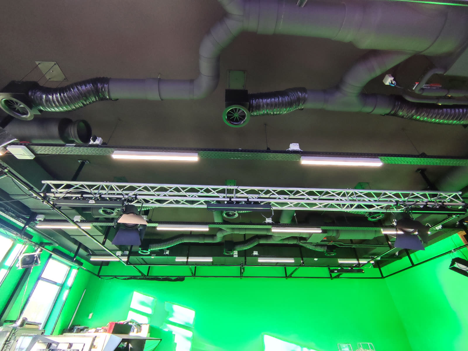 Ceiling of the Pixel Playground lab with an aluminium truss and rigging
